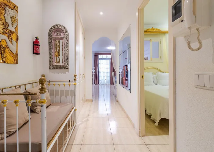 Flatguest - Flat With Art Apartment