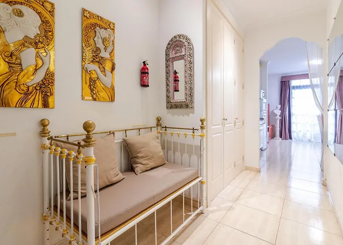 Flatguest - Flat With Art