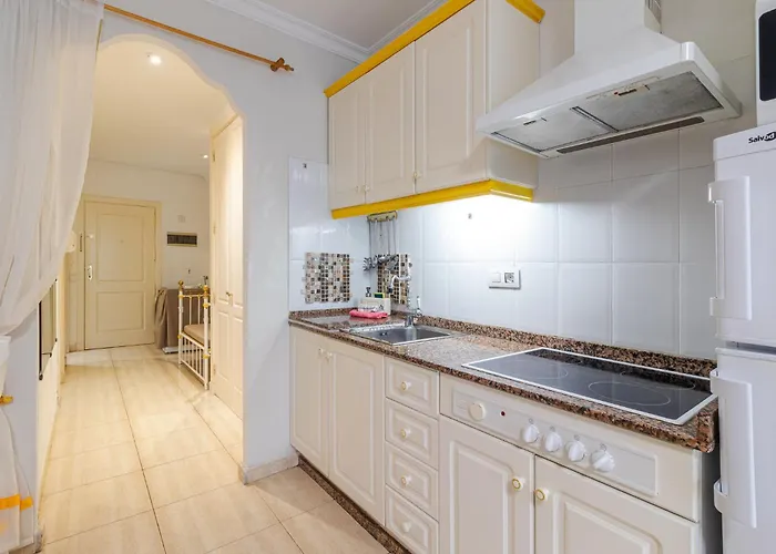 Flatguest - Flat With Art *