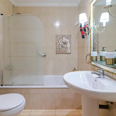 Апартаменти Flatguest - Flat With Art *